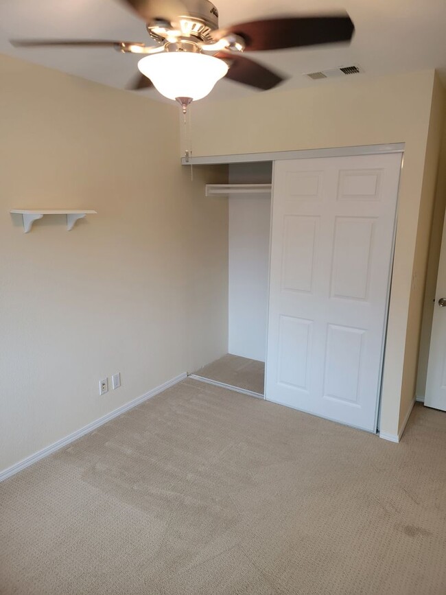 Building Photo - SPACIOUS 3BR/2.5 TOWNHOME STYLE UNIT locat...