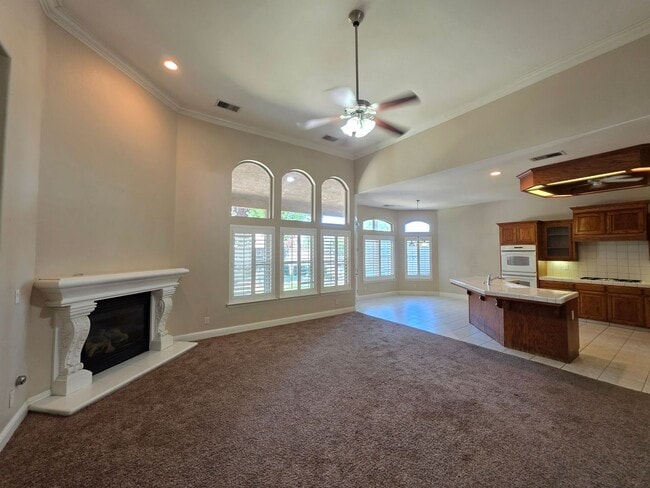 Building Photo - Beautiful & Spacious home!