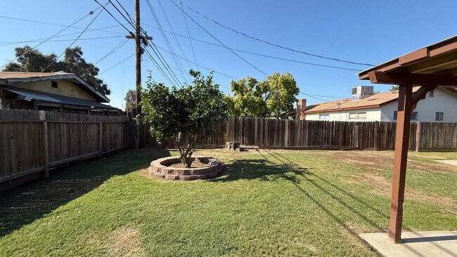Building Photo - ***JUST REDUCED!!!*** 5-Bedroom Family Home with Large Yard & Prime Location in Visalia