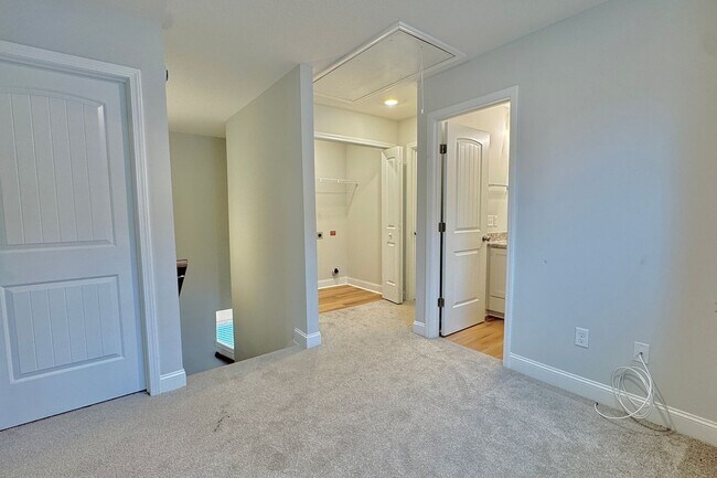 Building Photo - AVAILABLE NOW! (Pet Friendly)