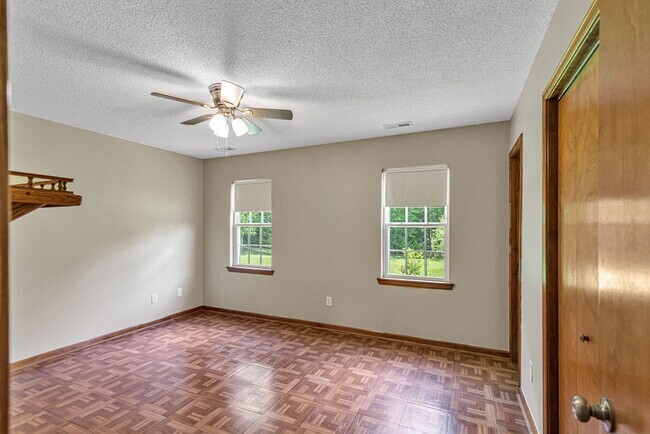 Building Photo - 304 Gaston Ct