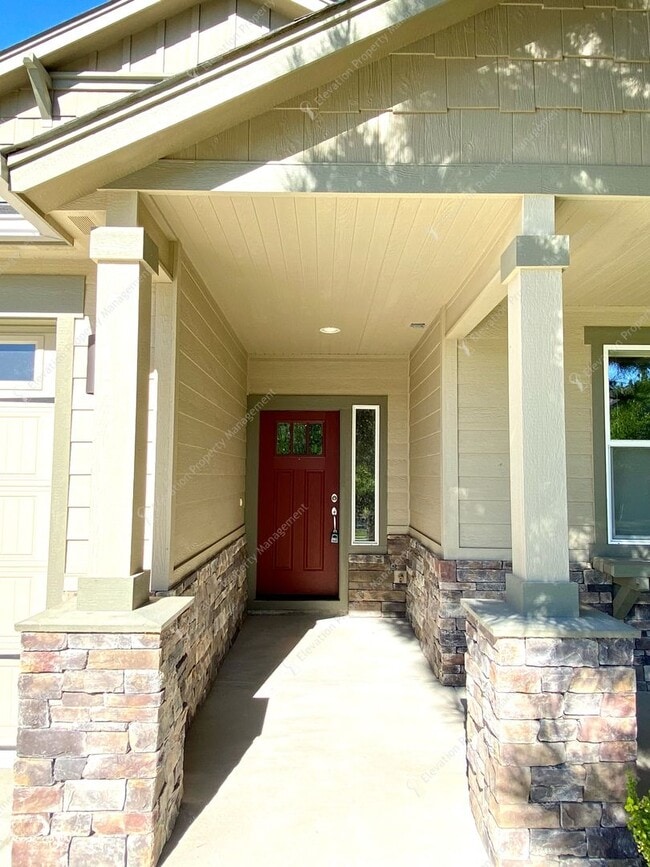 Building Photo - Bright, Spacious Home with Expansive Yard ...