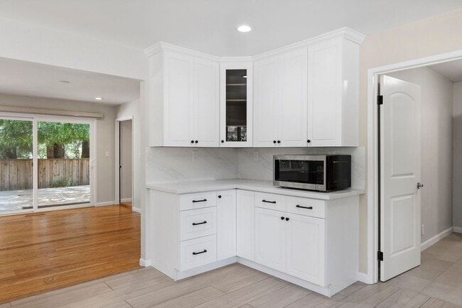 Building Photo - Spacious Menlo Park Retreat with 6 Bedroom...