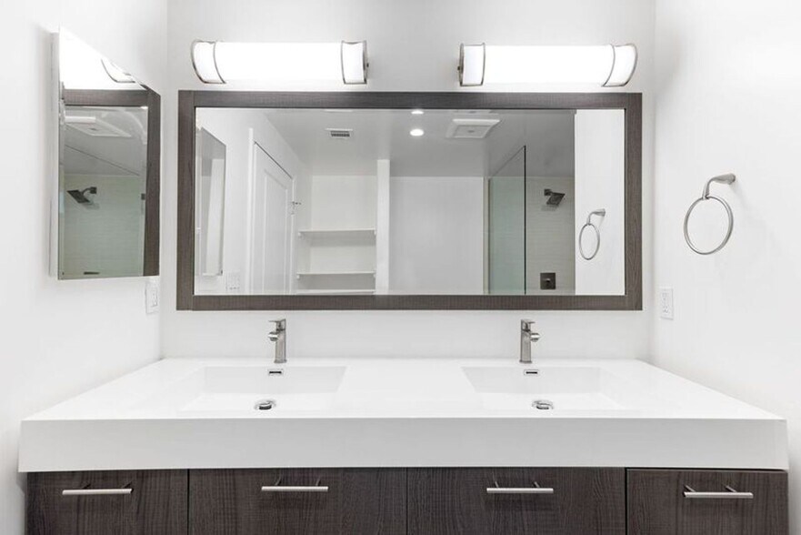 Building Photo - Modern 3 Bed, 2 Bath Condo for Lease – 1,320 Sq Ft – Prime Sherman Oaks Location