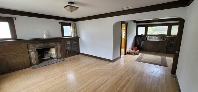 Building Photo - Glendale Awaits You