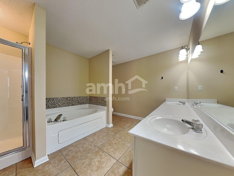 Building Photo - 10098 Chariden Dr