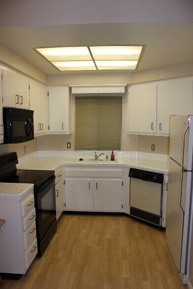 Building Photo - 1088 Cedar Gables Dr