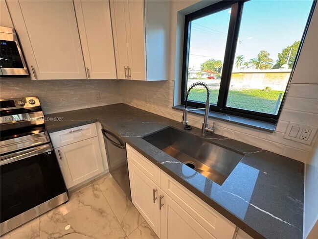 Building Photo - 2430 NW 22nd Rd