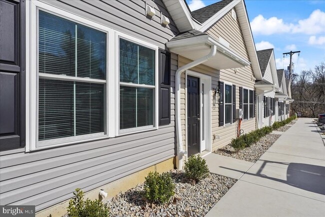 Building Photo - 552 Creek Rd