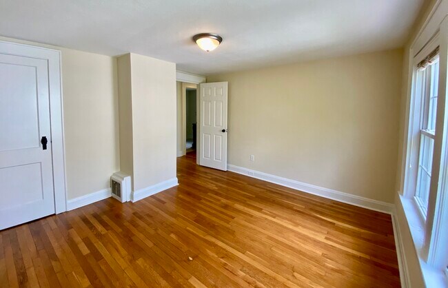 Building Photo - 407 W Carver St