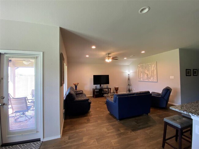 Building Photo - 3935 Country Club Dr