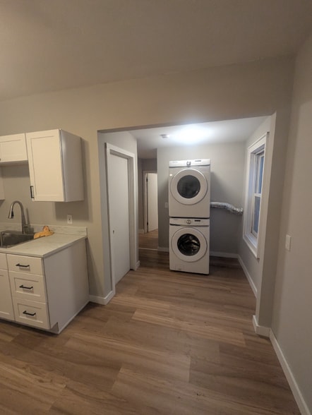 Building Photo - 604 Adams St NE