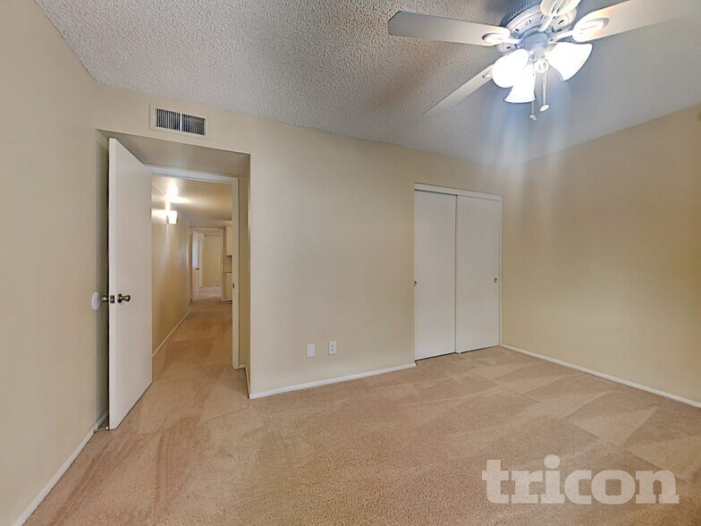 Building Photo - 5819 W Grovers Ave