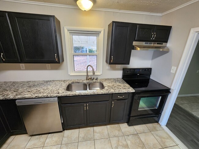 Building Photo - Spacious 3-Bedroom, 2-Bathroom Home AVAILA...