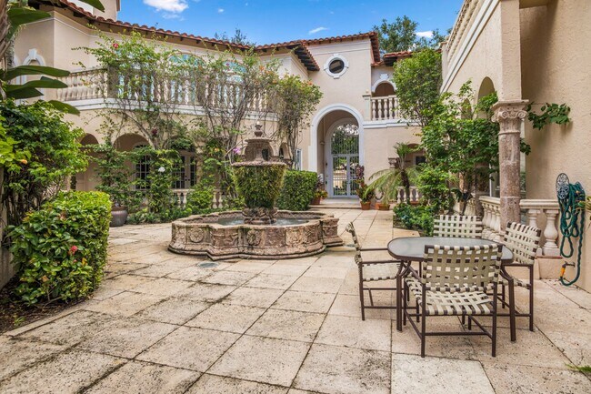 Building Photo - ** OLDE NAPLES ** 3 BED + DEN / 3 BATH - GARAGE - WALK TO BEACH & DOWNTOWN - SHORT TERM RENTAL