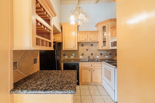 Building Photo - 5246 Memorial Dr