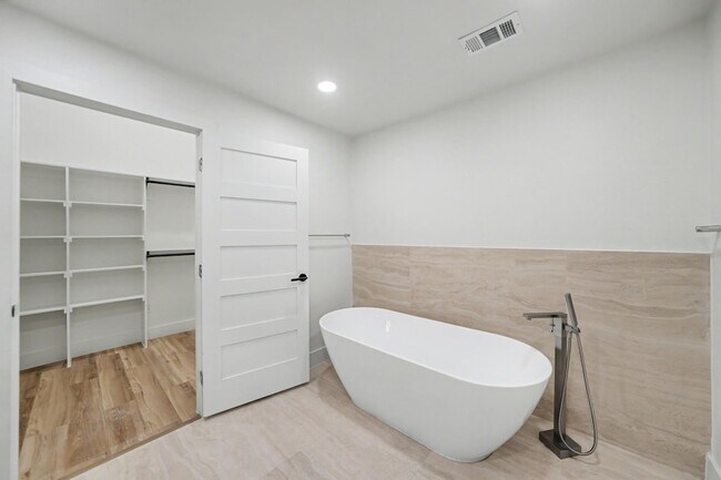 Building Photo - 4001 Bullock Dr