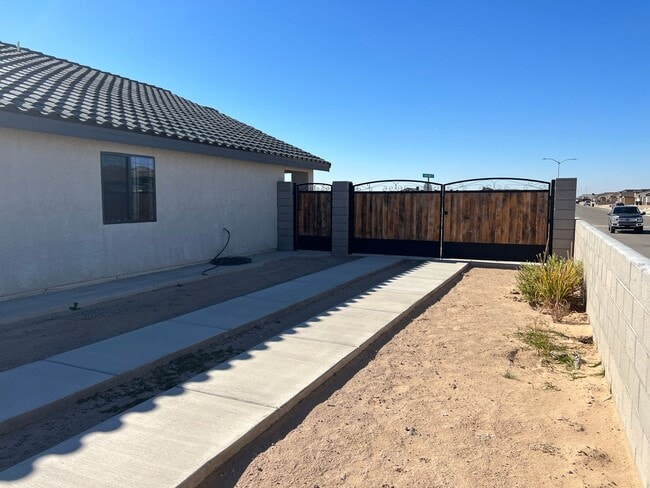 Building Photo - San Luis AZ, Three Bedroom 2 Bath Corner Lot Home with Additional Parking
