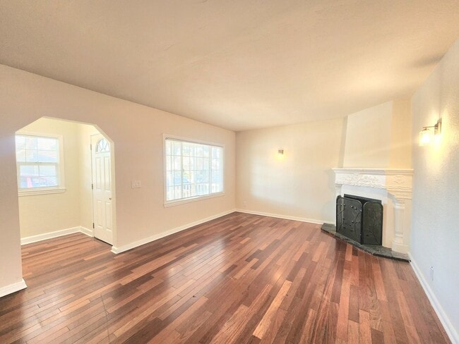 Building Photo - two bedroom duplex