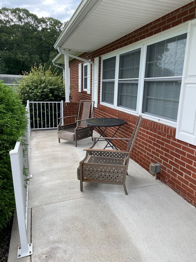 Building Photo - Beautiful 2 Bed, 1 Bath Brick Home in coun...