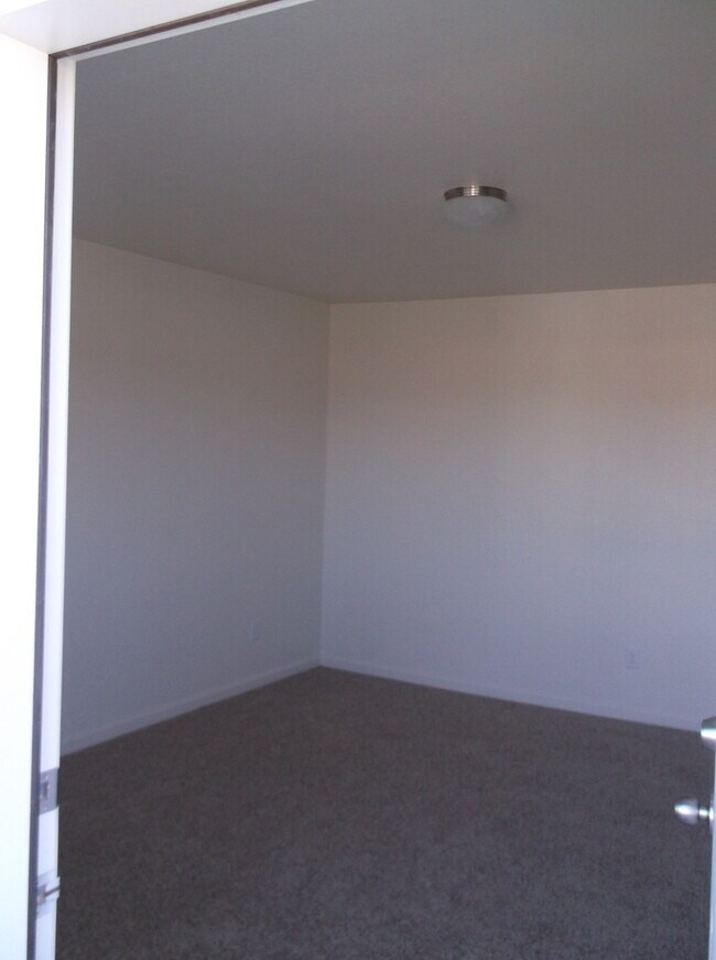 Building Photo - 205 Hunters Way