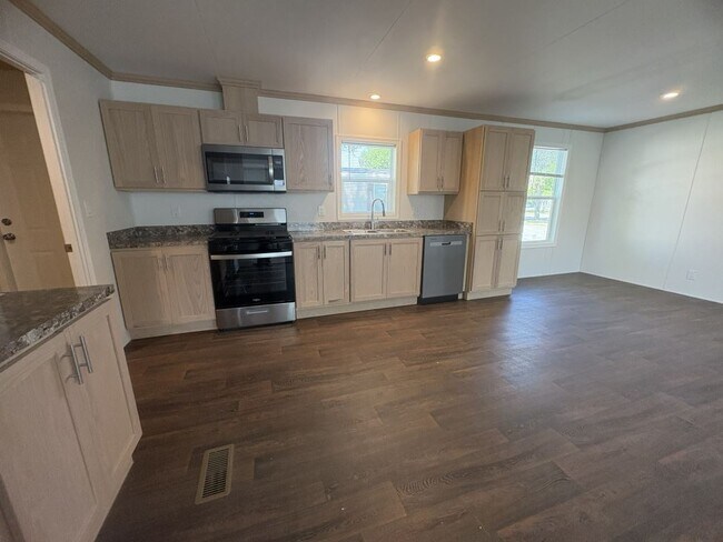 Building Photo - 4502 San Juan Dr S