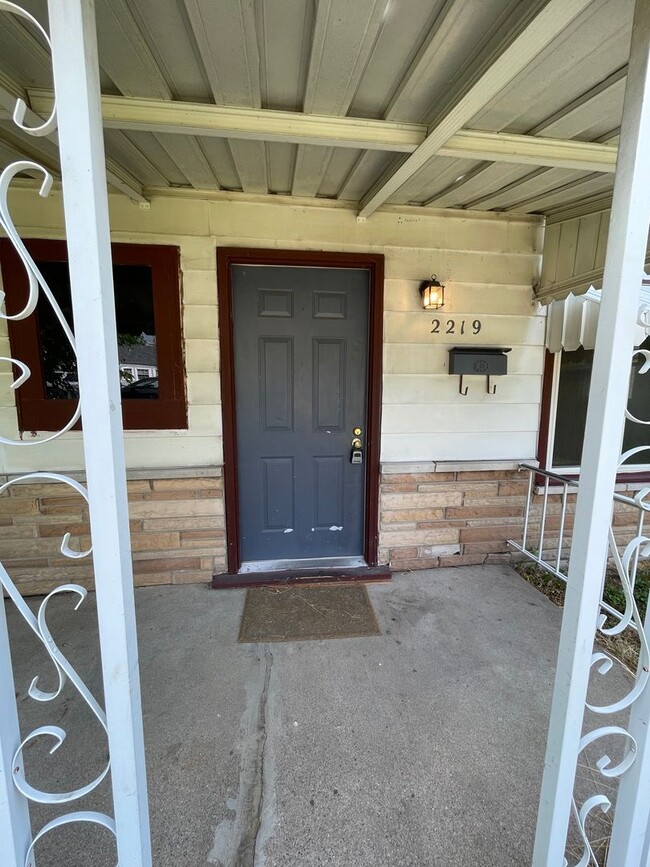 Building Photo - 3 Bedroom Home with Backyard and Garage - ...