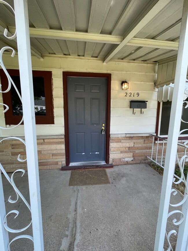 Building Photo - 3 Bedroom Home with Backyard and Garage!