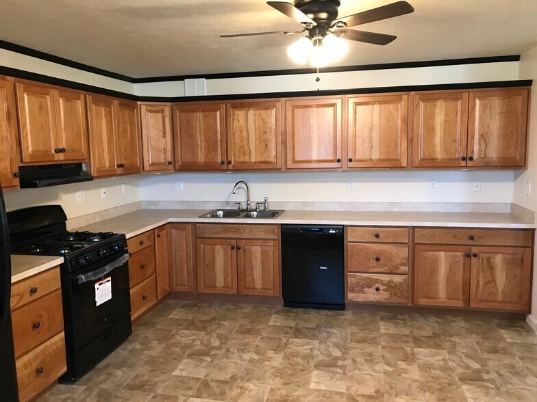 kitchen - 18991 Reservoir Rd