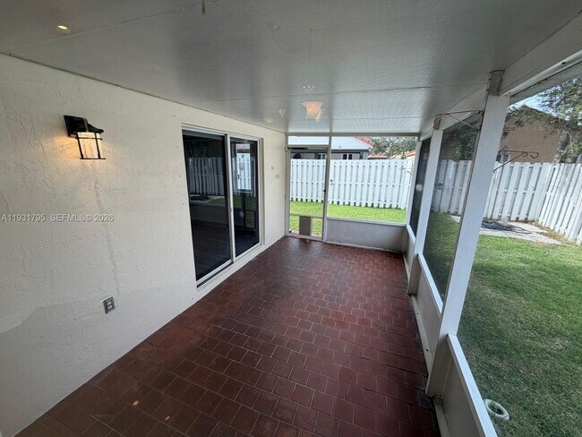 Building Photo - 1525 Estancia Cir