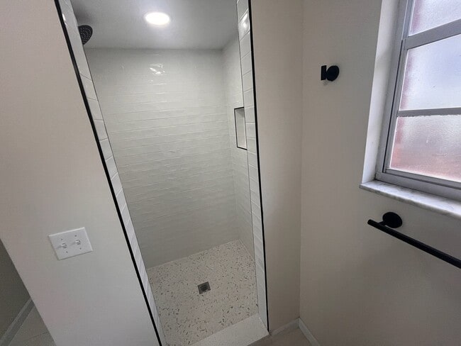 Building Photo - 1/1 Studio/Efficiency in Avondale