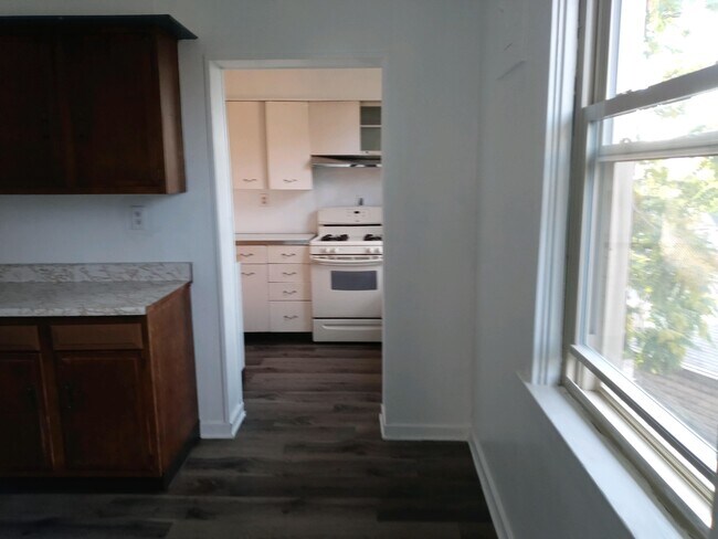 Building Photo - 1308 Louise St