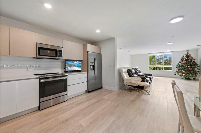 Building Photo - Distinctive 3-Bedroom Garden Villa in Aven...