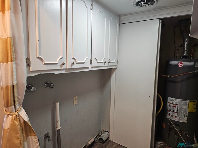 Building Photo - 1801 Eastridge Dr