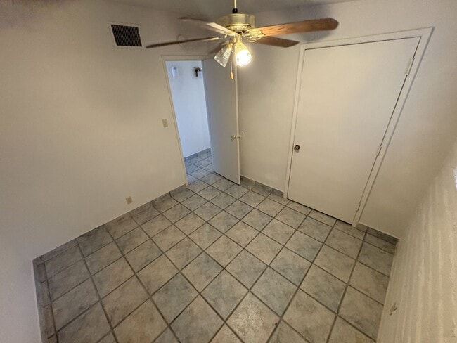 Building Photo - Great central location on cul-de-sac