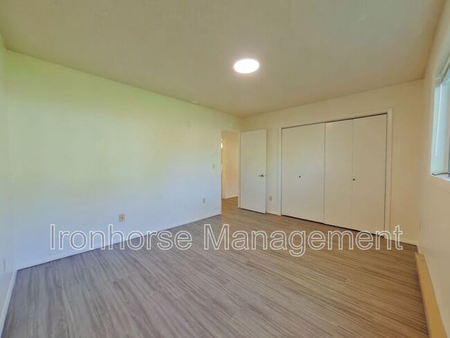 Building Photo - 811 W Villard St