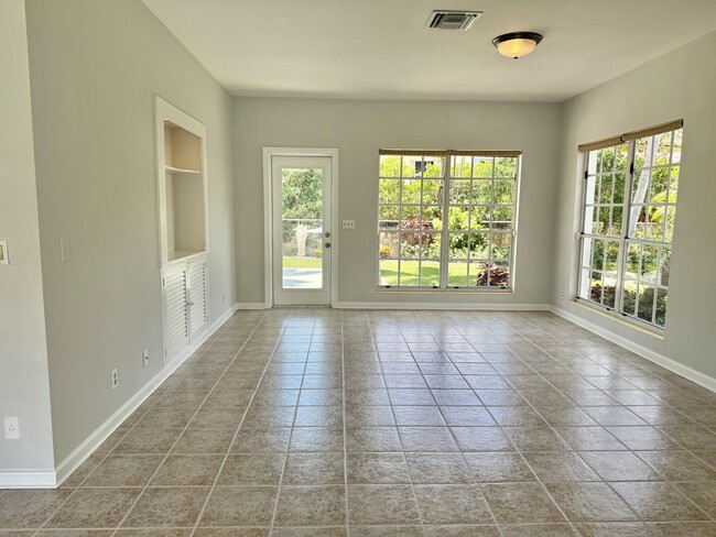 Building Photo - 206 Russlyn Dr
