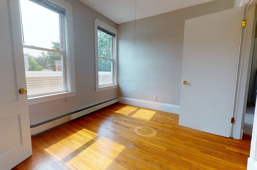 Building Photo - 568 Green St