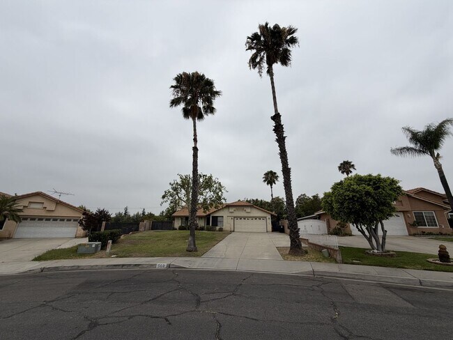 Building Photo - 560 S Quince Ave