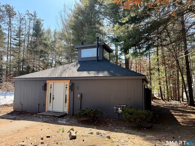 Building Photo - 15 Finch Run