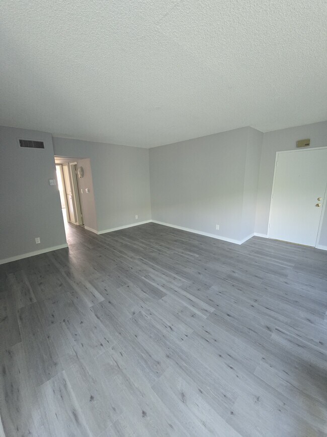 Building Photo - 5400 Newcastle Ave