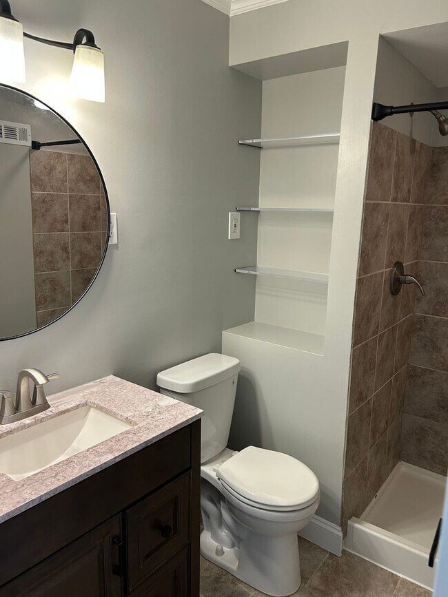 Building Photo - Modern Renovation in Sought-After Area