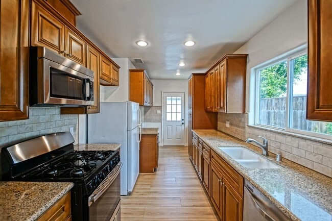 Building Photo - Bright & Charming, Single Story 3BR2BA Home w/ Large Front Yard, Huge Fenced Rear Yard w/ Large D...