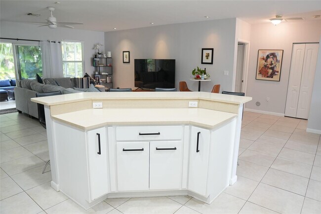 Building Photo - 821 SW 13th Ct