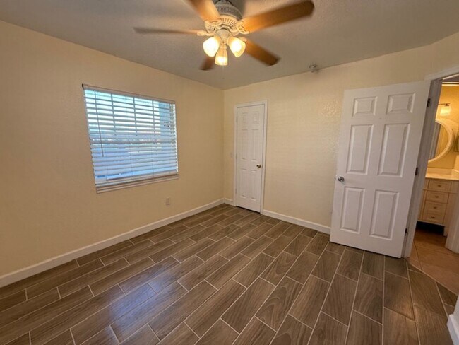 Building Photo - Beautiful single family Home.