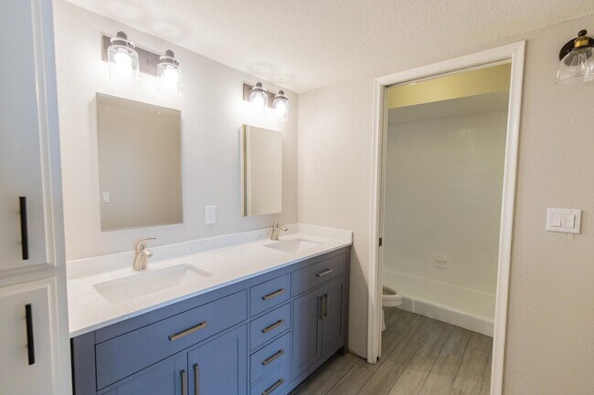 Building Photo - 2908 E Avenida Olivos