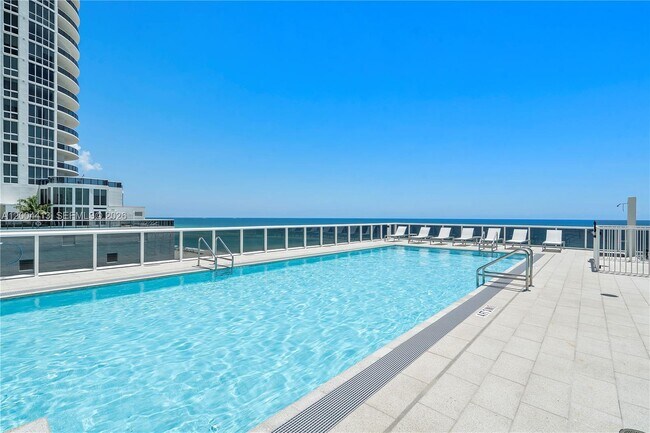 Building Photo - 15811 Collins Ave