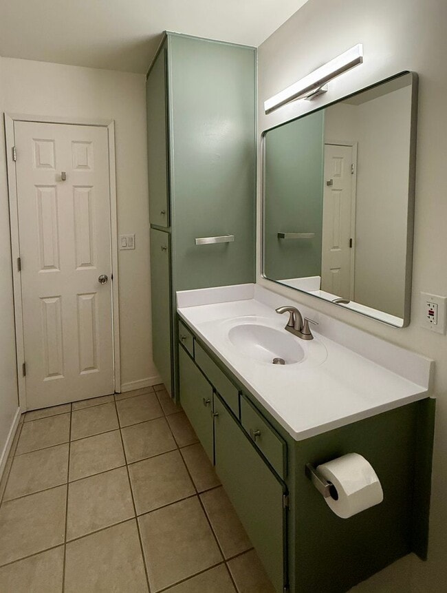 Building Photo - Newly remodeled 2 Bed/1 Bath condo with garage for rent in Paradise Hills.