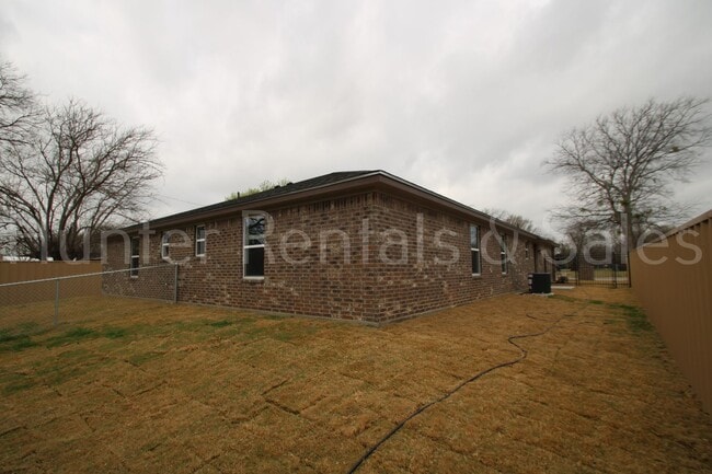 Building Photo - 505 Bonnie Dr