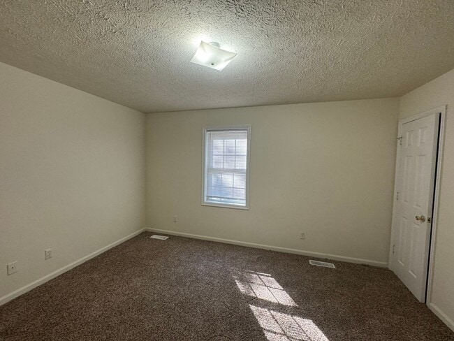 Building Photo - Affordable 3 Bedroom in Bedford